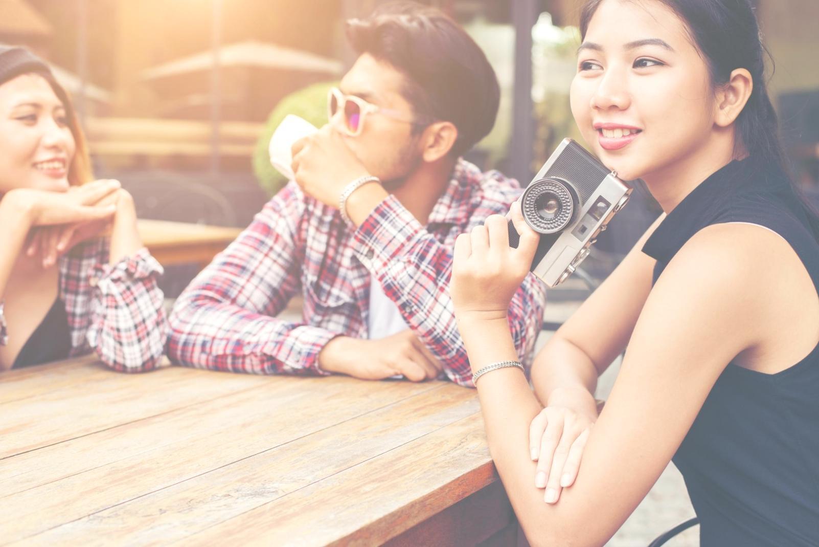 Gráficos y análisis de datos financieros en pantalla